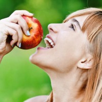 Manger des pommes